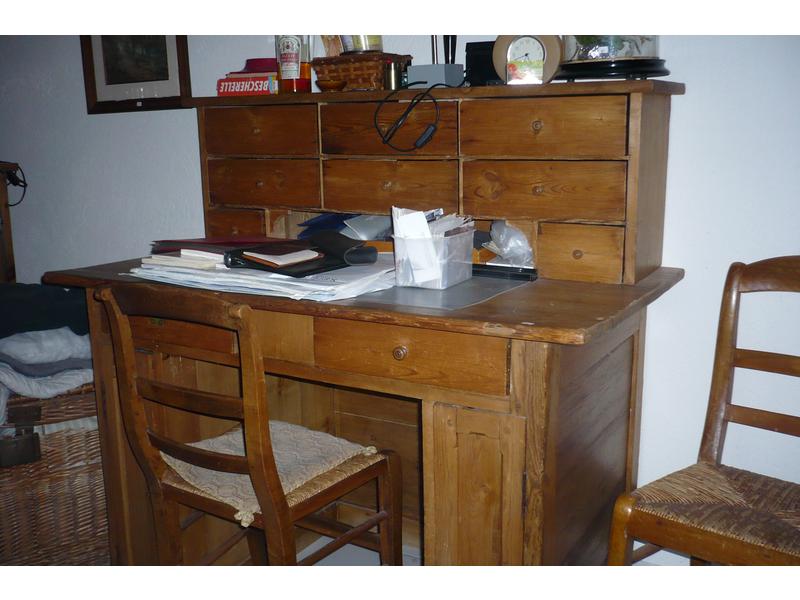 Bureau à gradin en sapin ouvrant par huit tiroirs en partie supérieure.