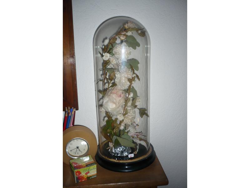 Composition florale sous globe. Hauteur 51 cm. On joint une lampe en bois, une balance en bois deux plateaux en laiton, un pot de chambre 