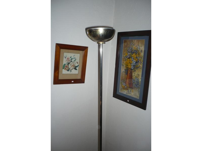 Lampadaire en métal chromé. Hauteur 176 cm.