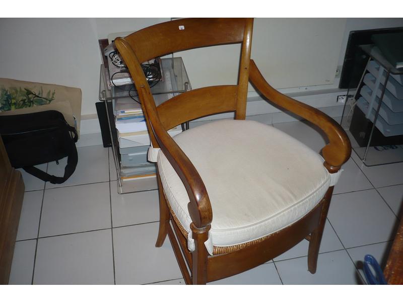 Un fauteuil paillé en bois fruité. Epoque restauration.