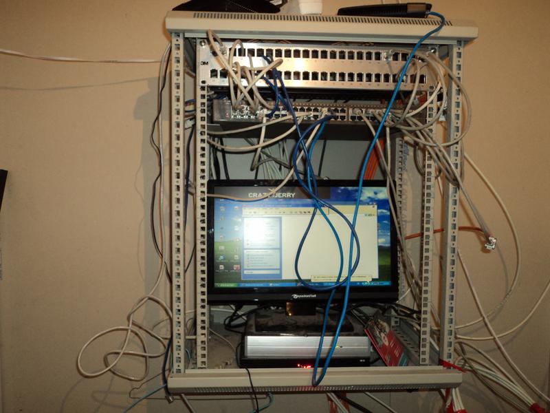 Armoire de brassage avec TP-LINK et écran plat PACKARD BELL, unité informatique FRACTAL ASUS et écran plat ASUS, et armoire de brassage LEGRAND avec boitier D-LINK + Amplificateur RCF AM2160, ampli ERFORM, égaliseur ICORE, Deepswitcher DMX, 2 contrôleurs DMX DIMMER CONTEST