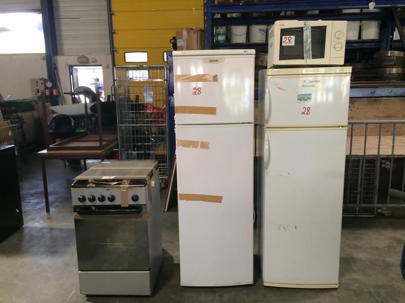 Réfrigérateur/congélateur BRANDT AClass + 1 four micro-ondes TOKIWA + 1 réfrigérateur/congélateur VEDETTE + 1 gazinière FAURE