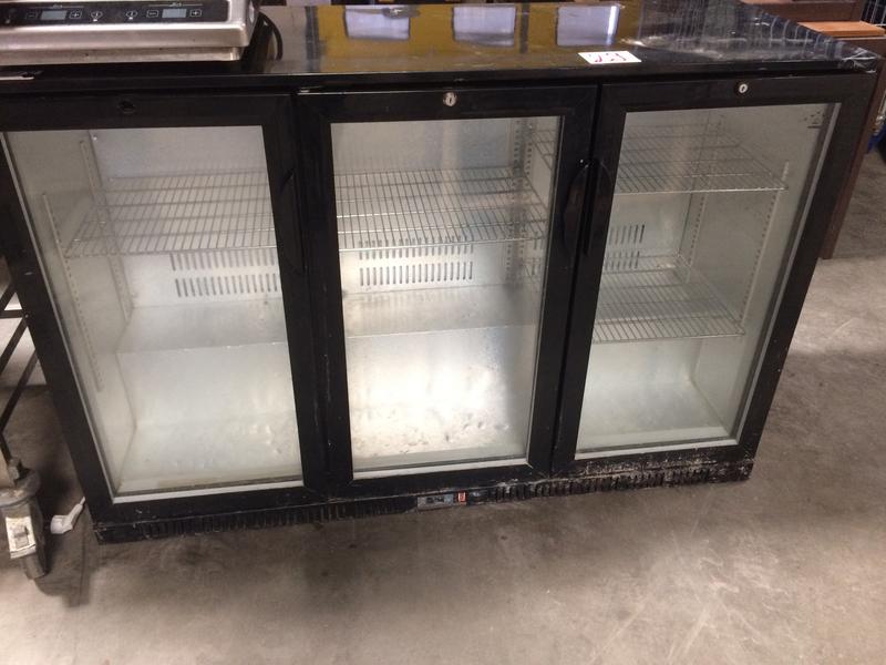 Desserte réfrigérée sans marque apparente à 3 portes vitrées