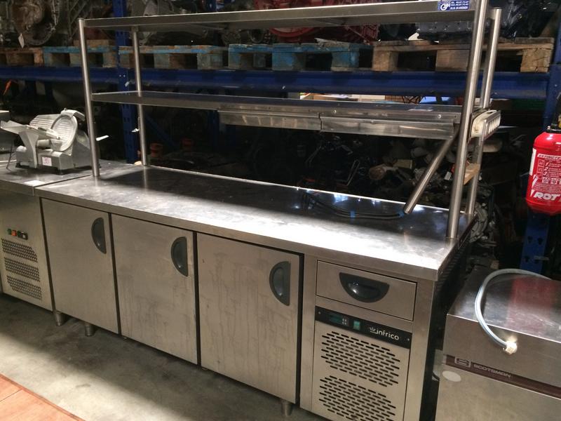 Banque réfrigérée inox INFRICO, 3 portes, un tiroir, moteur intégré, surmontée d'une étagère inox