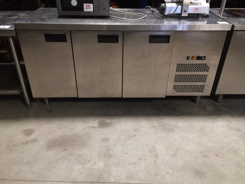 Banque réfrigérée inox à 3 portes, sans marque apparente, moteur intégré