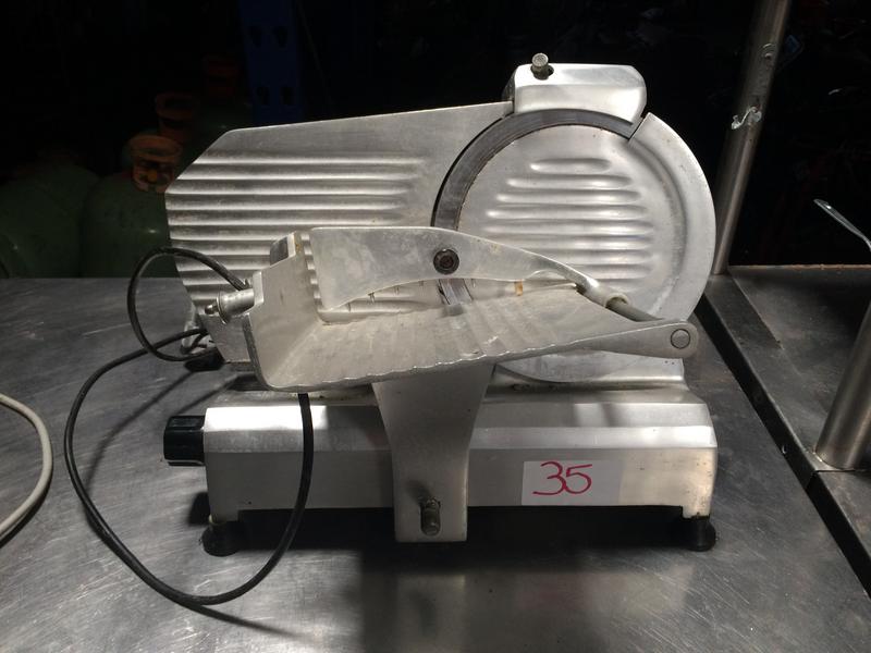 Trancheuse inox sans marque apparente + Micro-ondes SHARP