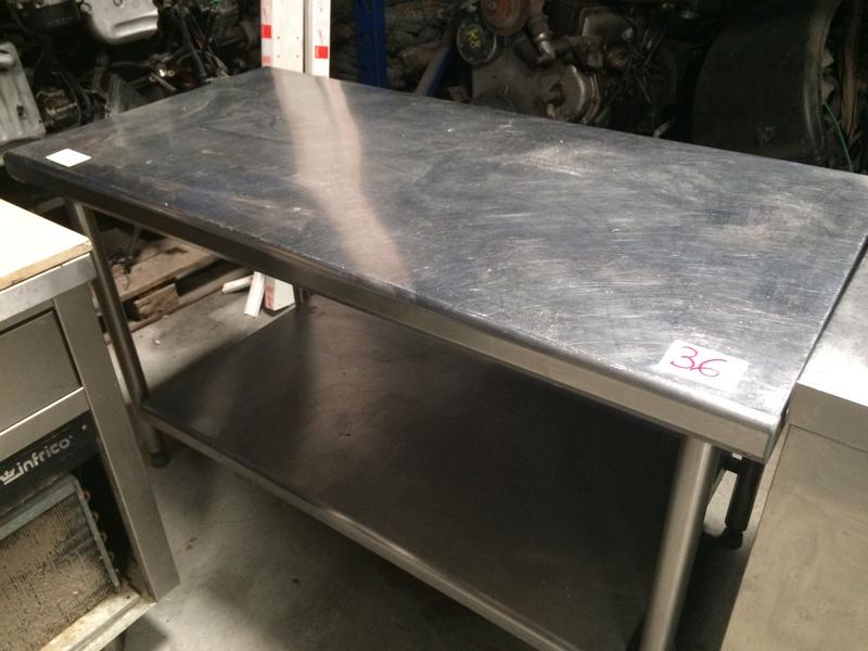 Table inox à entrejambe + Table inox à dosseret avec entrejambe
