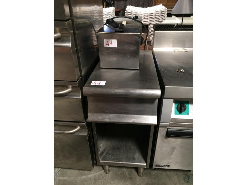 Friteuse inox 1 bac, un panier sans marque apparente et sa table inox de support