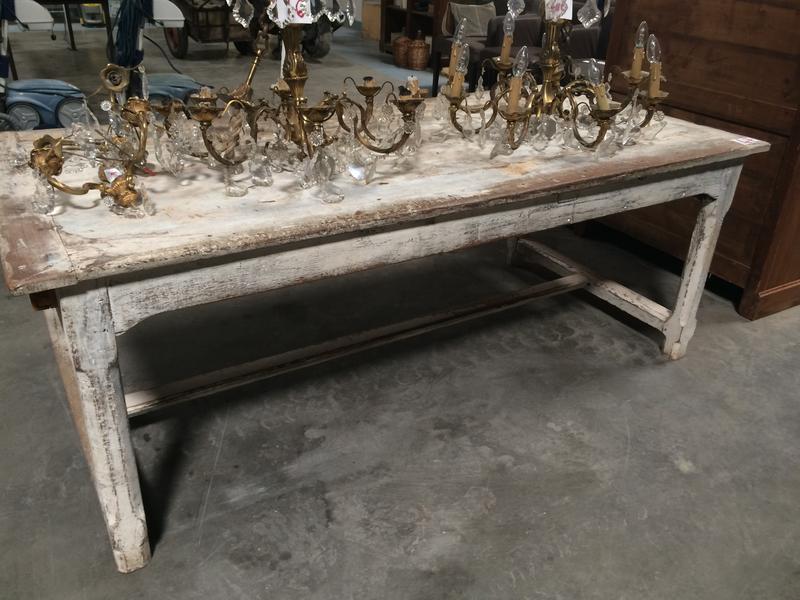 Grande table en bois cérusé