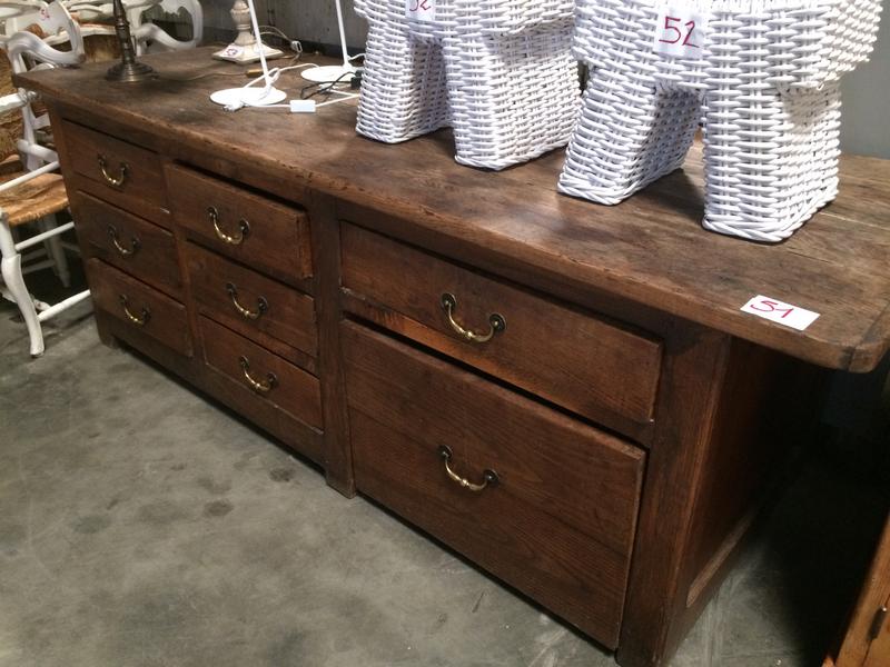 Buffet bas en bois ouvrant par une série de 8 tiroirs