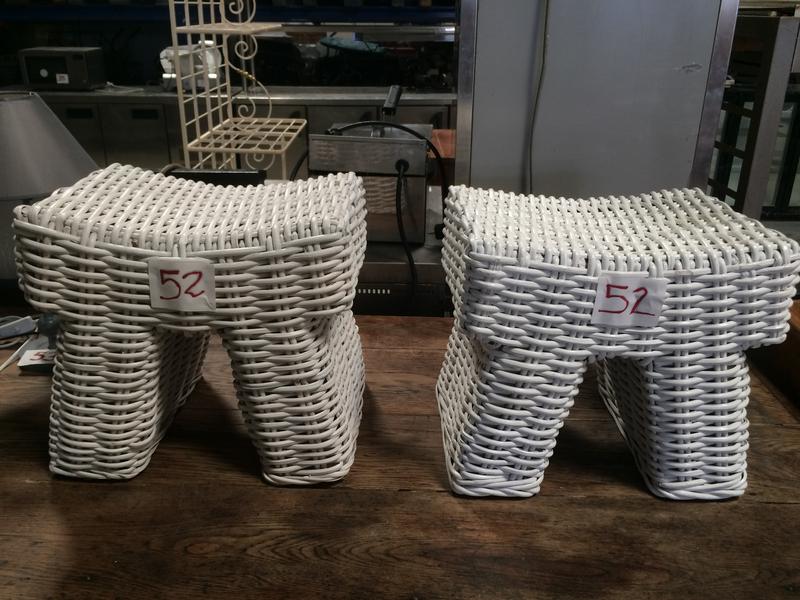 2 poufs en osier tressé laqué blanc