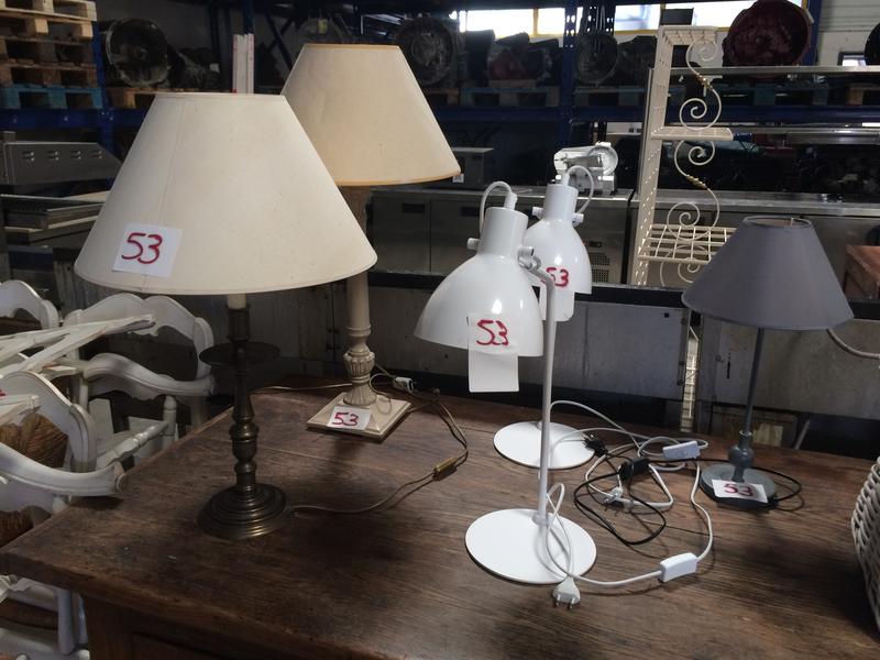 Lampe avec abat-jour beige fût en laiton + Lampe de chevet fût en bois laqué beige + 2 Lampes en fer blanc + Lampe de chevet fût en métal laqué gris
