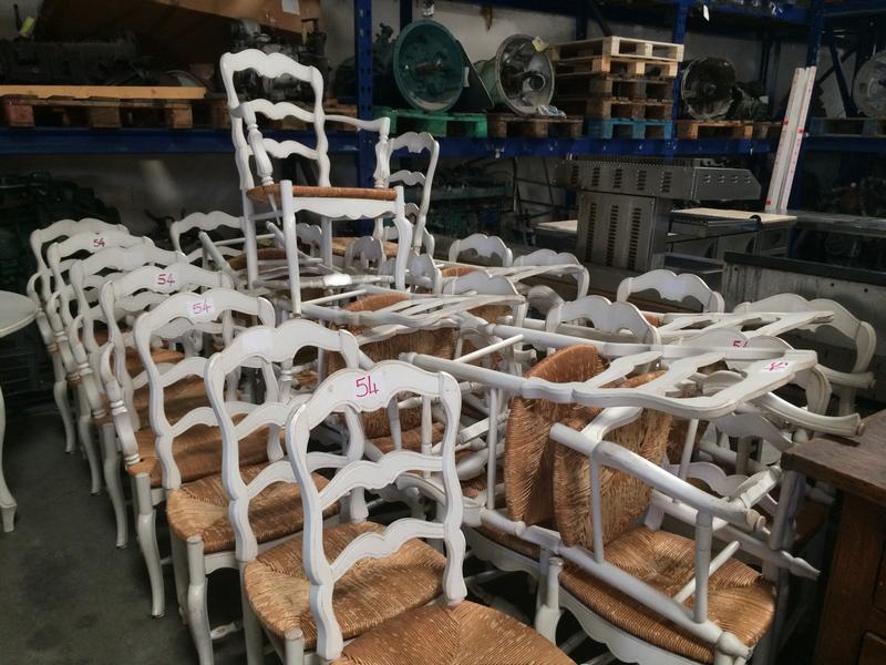 5 tables rondes en bois laquées blanches et un guéridon laqué blanc + 31 chaises en bois laquées blanches, assise paillée