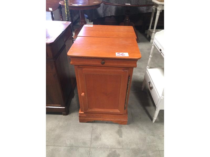 2 tables de chevet en bois ouvrant par un tiroir et une porte
