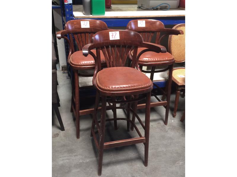 3 tabourets hauts en bois assise en skaï marron