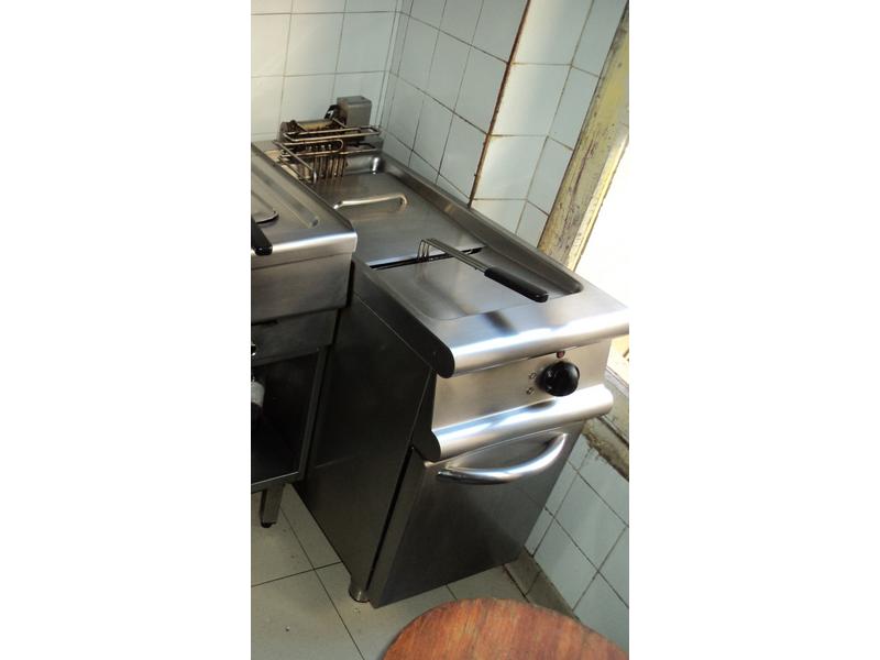 Friteuse en inox sans marque apparente
