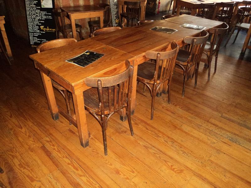 8 guéridons à plateau en résine gris, piétement en fer + 21 de terrasse, péitement en métal chromé + Deux parasols beige + 8 tabourets en bois + 21 chaises en bois + 1 table en bois à quatre couverts + 12 tables en bois à deux couverts + 10 chaises en bois laquées noir et deux chaises en bois nature