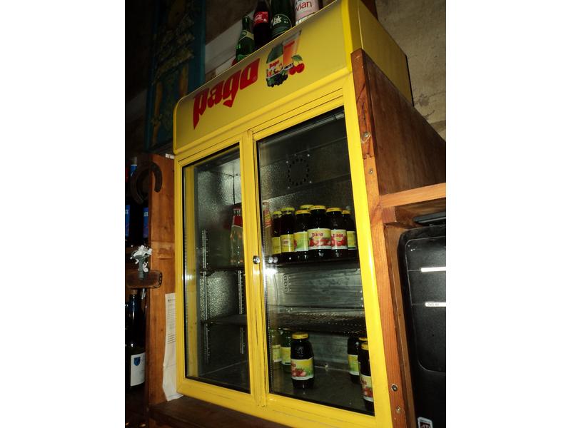 Vitrine réfrigérée à deux portes PAGO + Réfrigérateur top sans marque apparente (mauvais état) + Petite vitrine à trois niveaux à toutes faces vitrées TEMPERED GLASS + Réfrigérateur top sans marque apparente (très mauvais état) + Armoire à boissons ELITECH à une porte vitrée