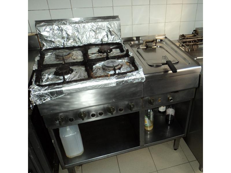 Piano en inox sans marque apparente à quatre feux à gaz et bac friteuse en inox (mauvais état) + Four une bouche sans marque apparente (très mauvais état) + Chauffe assiette en inox sans marque apparente (vieux modèle, mauvais état)