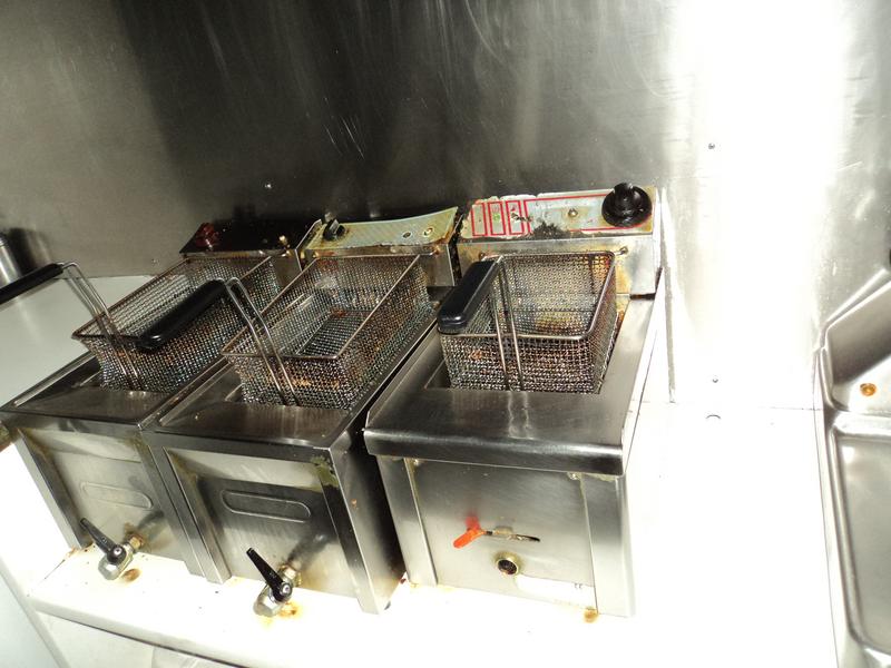 Trois friteuses de table en inox à un bac sans marque apparente (très mauvais état)