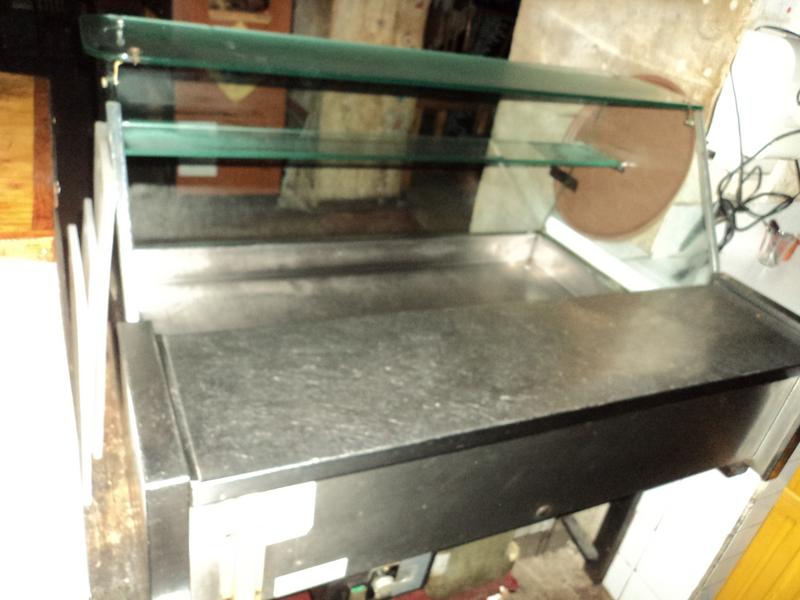 Deux vitrines réfrigérées, partie avant vitrée, plateau arrière en inox (vieux modèle) et à deux portes vitrées (vieux modèle) + Banque réfrigérée en inox ISOTECH à trois portes, groupe intégré (très mauvais état)