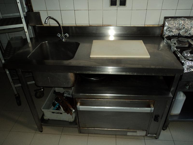 Plonge en inox un bac à dosseret + Lave-main en inox GUYON, distributeur à savon REFRESH et deux papiers sans marque apparente + Plonge en inox à deux bacs à dosseret (siliconé au mur) + Plonge en inox à dosseret (mauvais état) + Lave-main en inox, distributeur à savon REFRESH et distributeur à papi