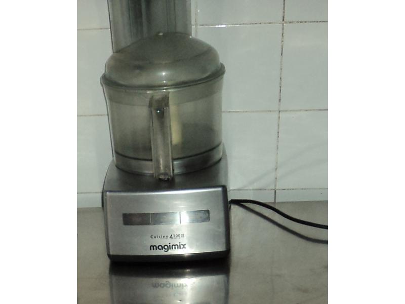 Robot de cuisine MAGIMIX Cuisine 4200 XL + Table en inox à dosseret avec entre-jambe en inox + Deux étagères murales en inox + Support poubelle en fer blanc sur roulettes + Etagère en aluminium alimentaire à quatre niveaux et étagères en aluminium sur roulettes + Quatre marmites, un chinois, deux lo