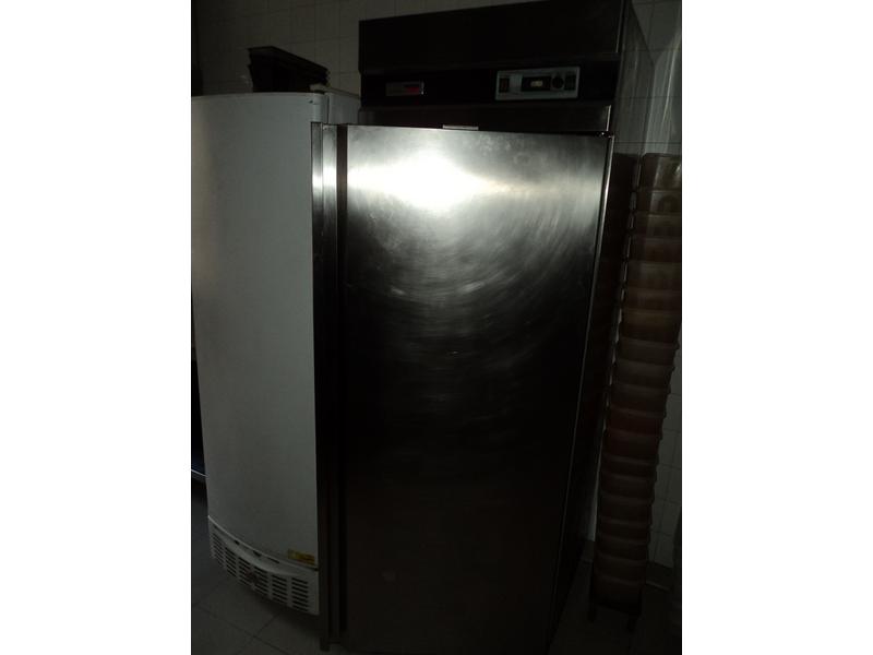 Congélateur vertical METRO (mauvais état) + Armoire réfrigérée en inox FROID SEDA (mauvais état)