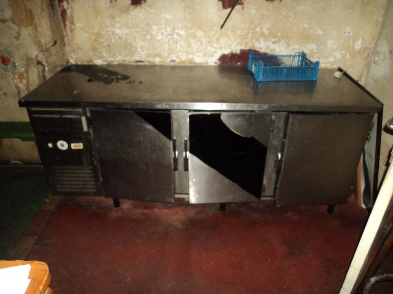 Banque réfrigérée en inox sans marque apparente à trois portes, groupe intégré (mauvais état) + Armoire réfrigérée à deux portes vitrées ALASKA (mauvais état) + Réfrigérateur domestique THOMSON, réfrigérateur domestique ARTHUR MARTIN et réfrigérateur sans marque apparente + Micro-ondes PROLINE + Réf