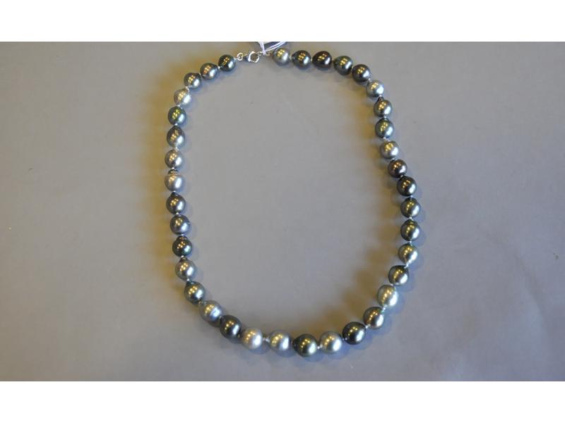 Collier ras de cou un rang de perles de culture de Tahiti baroques en camaïeu de gris (diam.: 9 à 11 mm) orné d'un fermoir mousqueton en or gris 14 Kt.  Long.: 42 cm.  Poids brut : 52g70.