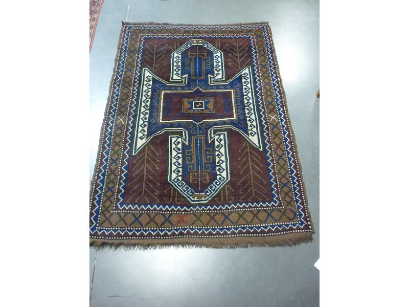 IRAN : Joli tapis en laine à fond bordeaux et bleu.  Dim.: 200x137 cm.