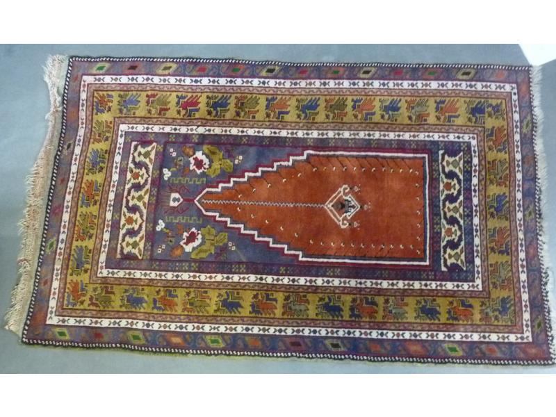 IRAN : Tapis de prière en laine polychrome.  Dim.: 170x106 cm.