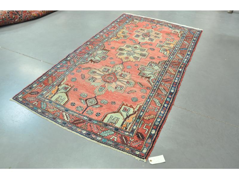 IRAN : Tapis en laine à décor géométrique sur fond rose. Dim : 204 x 120 cm (C)