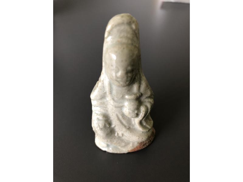 CHINE - Epoque JIAQING (1796 - 1820) : Petite statuette de Guanyin assise en porcelaine émaillée céladon. Expert : Cabinet Portier.