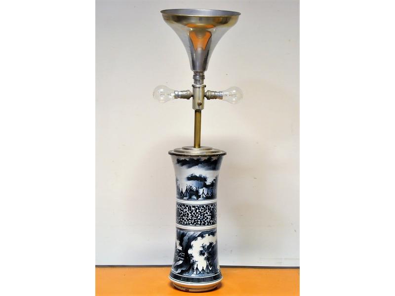 CHINE : Pied de lampe en porcelaine de forme cylindrique à décor peint en camaïeu bleu de paysages.  Hauteur : 43 cm. (bon état)