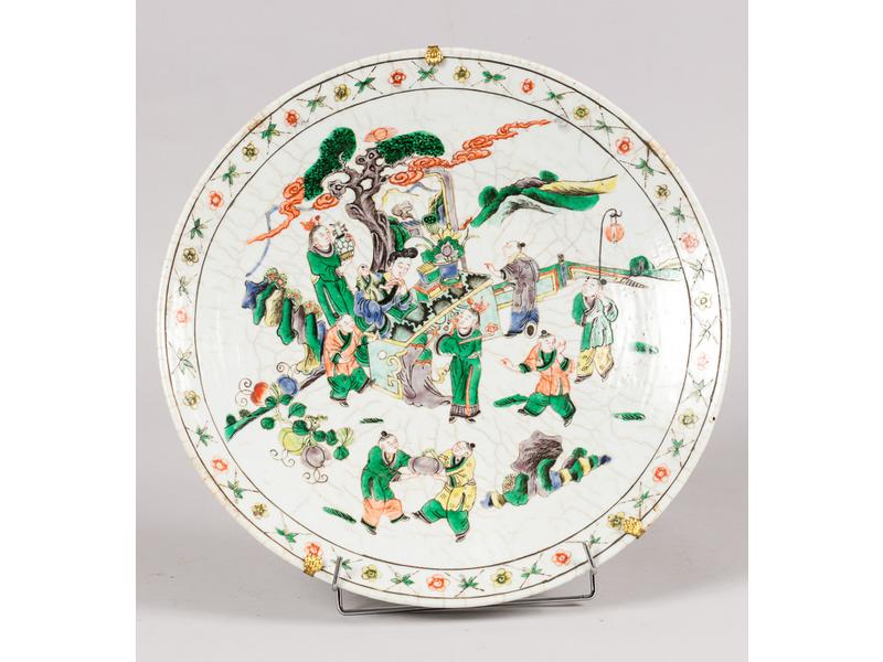 CHINE : Plat circulaire en porcelaine blanche craquelée à décor peint dans le goût de la famille verte de personnages.  XXe siècle.  Diamètre : 40 cm.  Bon état.
