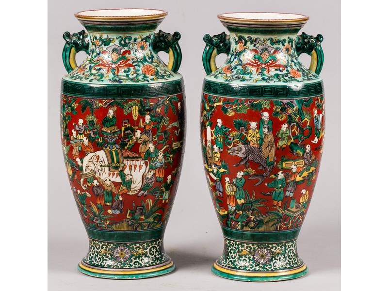 CHINE : Paire de vases balustres en porcelaine à décor peint dans le goût de la famille verte de scènes animées de personnages, éléphants et carpes.  XXe siècle.  Hauteur : 36 cm.  Bon état.