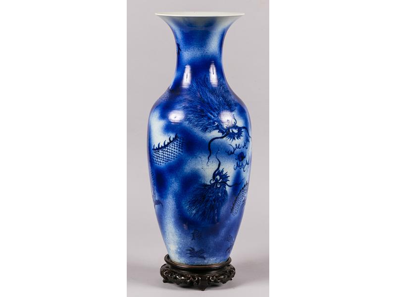 CHINE : Vase en porcelaine blanche entièrement peint en camaïeu bleu de dragons.  Vers 1900.  Hauteur : 59.5 cm. (un fêle au col)