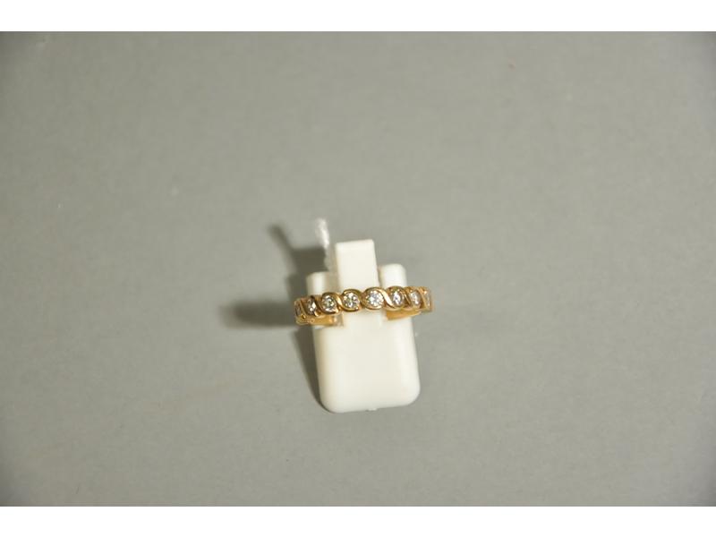 Demi-alliance en or jaune ornée de neuf diamants de taille brillant en serti-clos totalisant 0.72 carat environ.  Tour de doigt : 53.  Poids brut : 4g70.