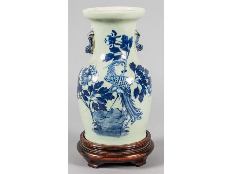 CHINE : Vase balustre en porcelaine à décor en camaïeu bleu d'un phoenix branché sur fond céladon.  Col orné en application de deux chiens de fô.  Fin XIXe début XXe siècle.  Hauteur totale : 32 cm. (socle en bois collé)