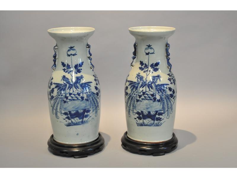 CHINE : Paire de vases en porcelaine à décor peint en camaïeu bleu de couples de phoenix et de végétaux. Vers 1900. Hauteur : 42 cm.