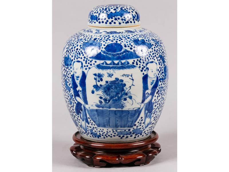 CHINE : Potiche couverte en porcelaine blanc/bleu à décor de personnages, de pots couverts, d'oiseaux et fleurs.  XIXe siècle.  Hauteur : 31 cm.  Bon état.