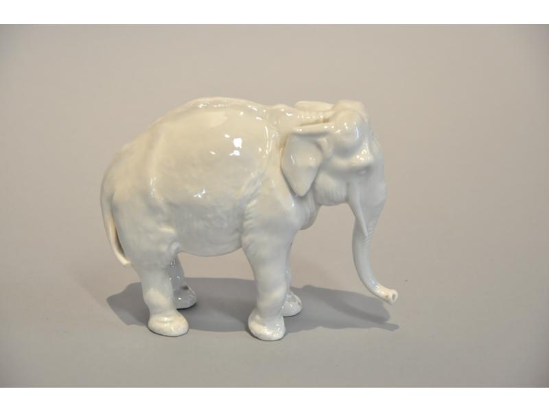 CHINE (?) : Statuette en porcelaine émaillée blanc représentant un éléphant.  Dim.: 11x12 cm.