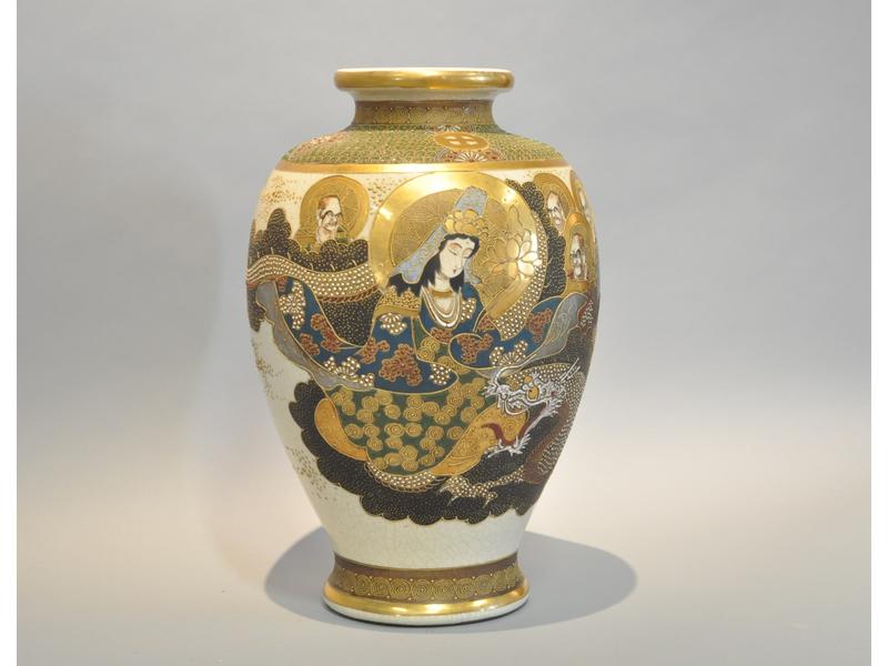 SATSUMA : Important vase en faïence à décor polychrome de guerriers et de dragons.  Hauteur : 47 cm.