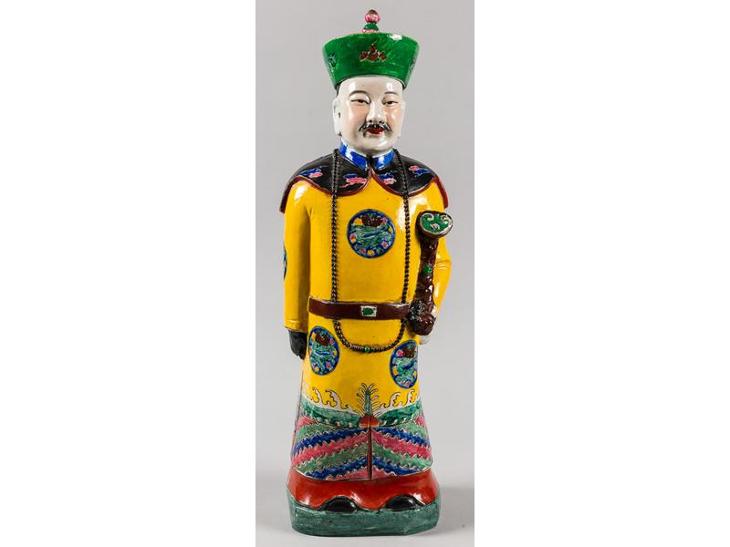 Sujet décoratif en porcelaine polychrome représentant un dignitaire chinois tenant un sceptre ruyi.  Travail moderne.  Hauteur : 58 cm.