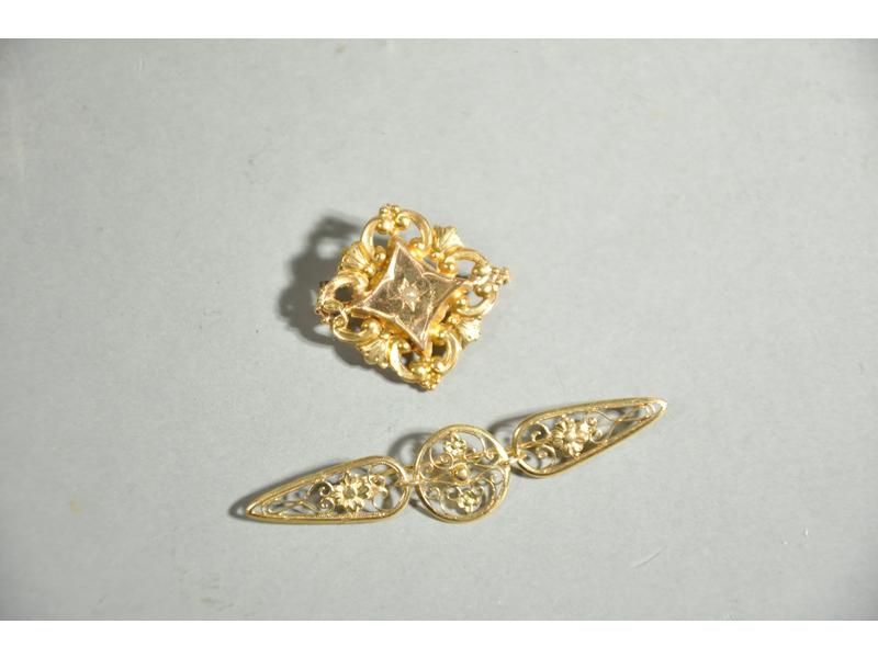Lot de deux broches en or dont l'une ornée d'une demi-perle.  Poids brut : 5g60.