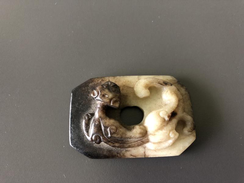 CHINE - Fin Epoque MING  (1368 - 1644) : Pendentif en forme de chilong en relief posé sur une plaque de forme rectangulaire à pans coupés en néphrite brun et céladon. (Egrenure au revers). Dim. 4 x 5,8 cm. Expert : Cabinet Portier.