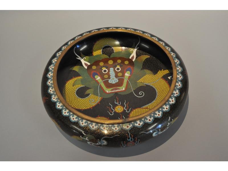 Jolie coupe circulaire en laiton et émail closonné. Le bassin orné d'un serpent, les côtés, de dragons (tout petit éclat sur l'extérieur). Epoque fin XIXème. Diamètre : 29 cm.