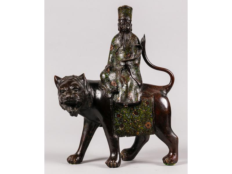 EXTREME-ORIENT : Sujet en bronze et métal patiné à décor en émaux cloisonnés représentant un Vieux Sage assis en amazone sur un lion.  Vers 1900.  Hauteur : 43.5 cm.