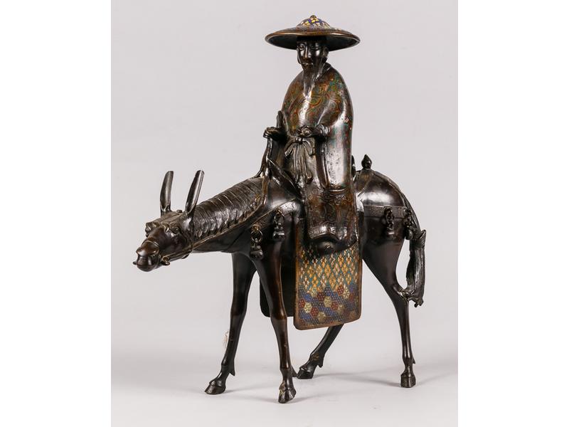 EXTREME-ORIENT : Sujet en bronze et métal patiné à décor en émaux cloisonnés représentant Toba sur sa mule.  Vers 1900.  Hauteur : 49 cm.